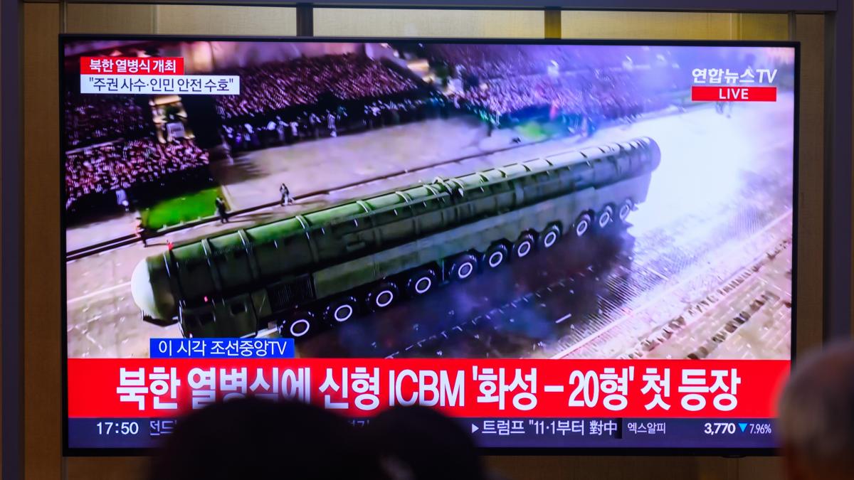 Corea del Norte exhibe &quot;el sistema de armas nucleares estratégicas más poderoso&quot; y Occidente contiene la respiración