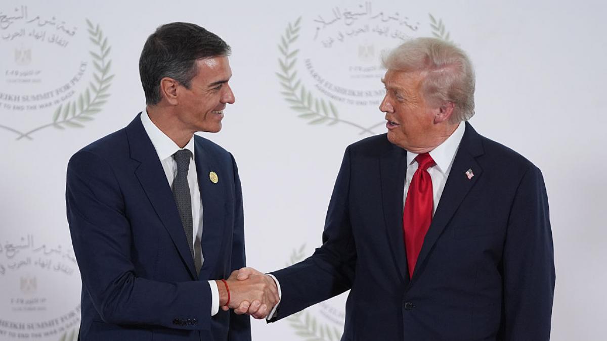 Un politólogo hace una comparación que lo dice todo sobre el apretón de manos de Trump y Sánchez: &quot;Dos estilos, mismo objetivo&quot;