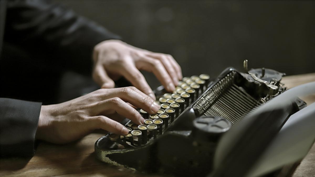 Un hombre rompe un récord al escribir todos los números del uno al millón con palabras en su máquina de escribir