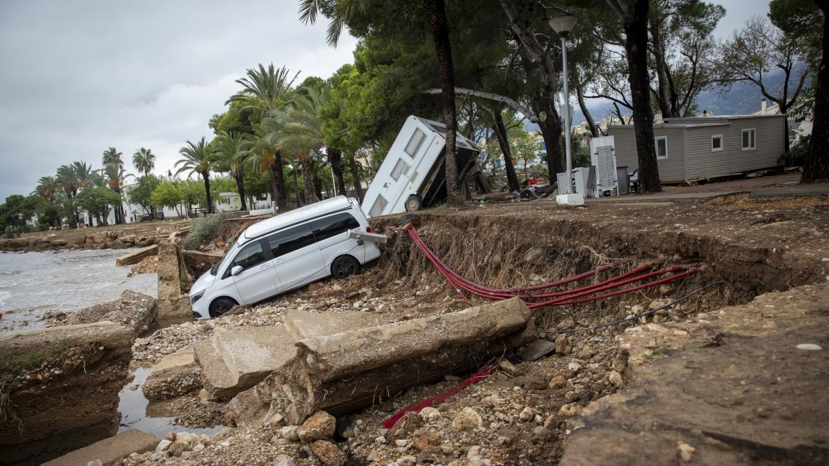 Están en el bar jugando a cartas, todo empieza a inundarse y logran escapar reventando la pared:  Era como un mar 
