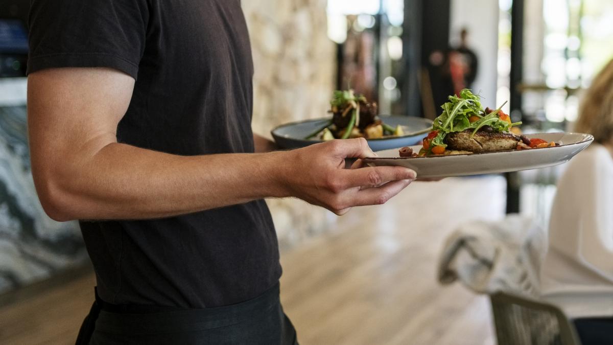 El camarero se equivoca con la comanda, se ofrece a pagarlo de su bolsillo y el cliente tiene una reacción ejemplar