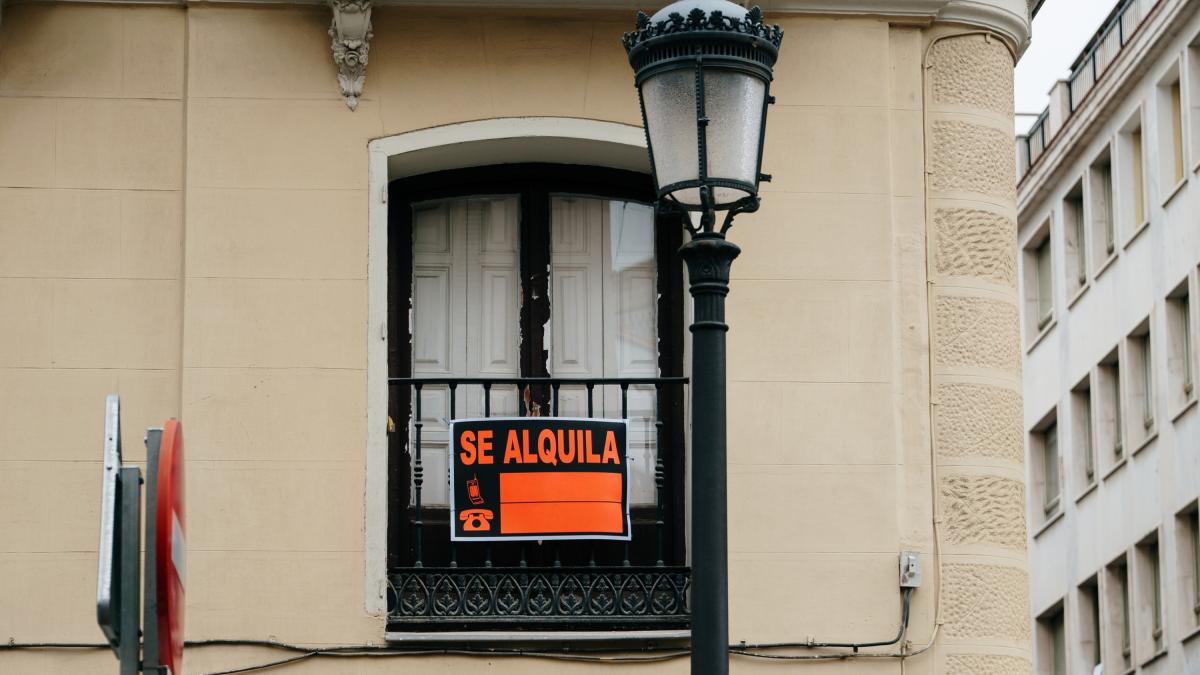 Milagros, madre soltera, vive a 50 km de Valencia, donde trabaja: "Por una habitación para mí y para mi niño me dijeron unos 700 o 750 euros al mes. Cobro 500"