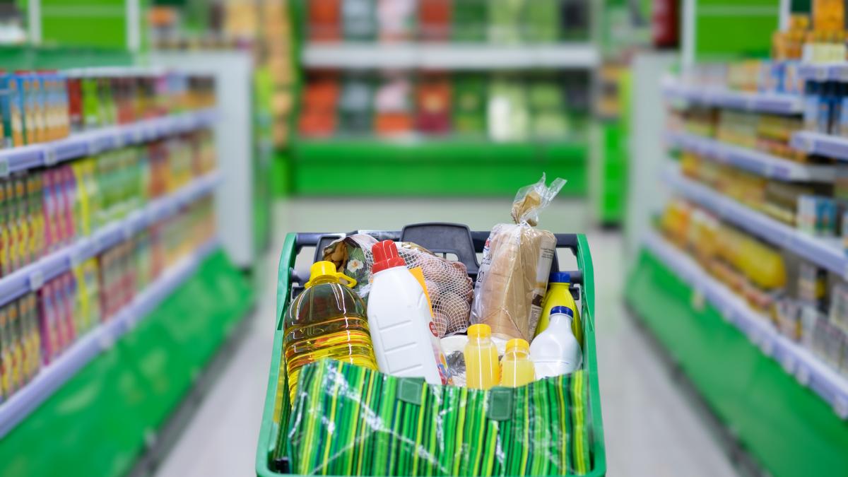 Una joven rumana, sobre lo que ha comprado gastando 49 euros en un supermercado de China: "Compré un pastel de fresa de 4 kilos por 12 euros"