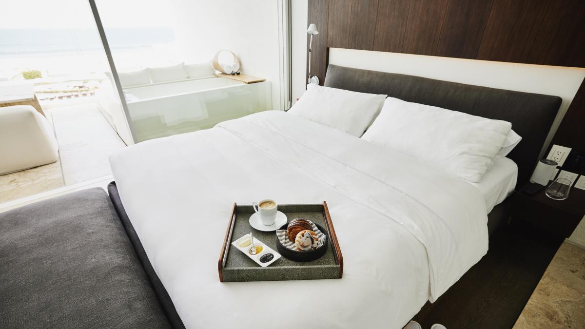 Andreas Michalsen, internista y especialista en nutrición: "Quien cena tarde habitualmente altera más el metabolismo que quien empieza a comer más tarde por la mañana"