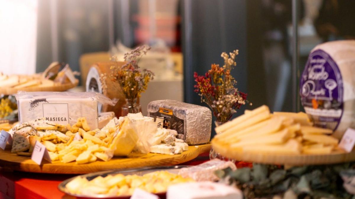 Este es el mejor queso artesanal de España: se elabora en Asturias, se amasa manualmente y tiene unos curiosos sellos