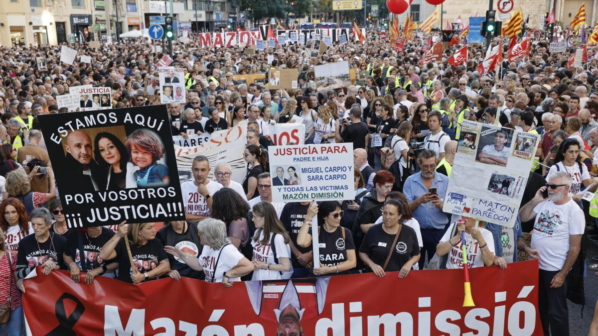 Miles de personas salen a las calles de Valencia para pedir la dimisión de Mazón en el primer aniversario de la DANA