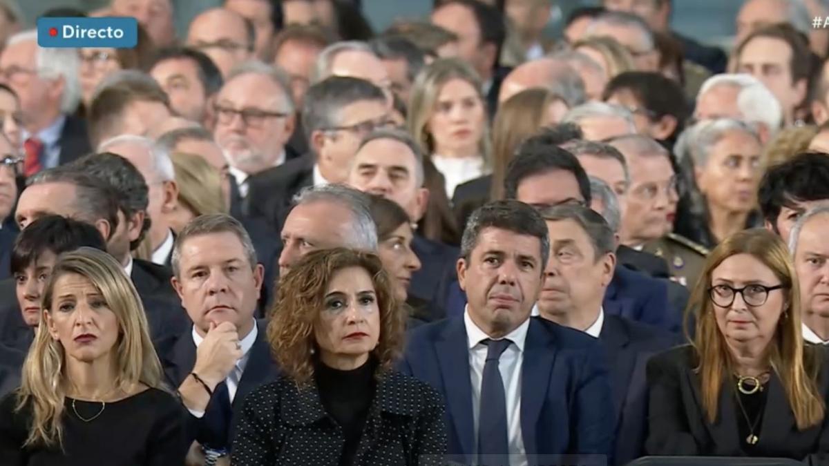 Se escucha perfectamente lo que le gritan a Mazón nada más aparecer en el Homenaje de Estado:  Ríete, ríete viniendo aquí...