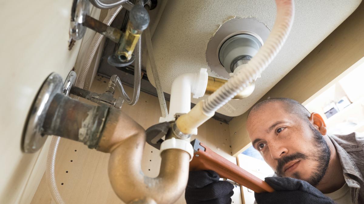 Ema, fontanero, señala qué hay que facturar para que ser autónomo sea rentable: "En mi caso, entre 8.000 y 10.000 euros al mes"