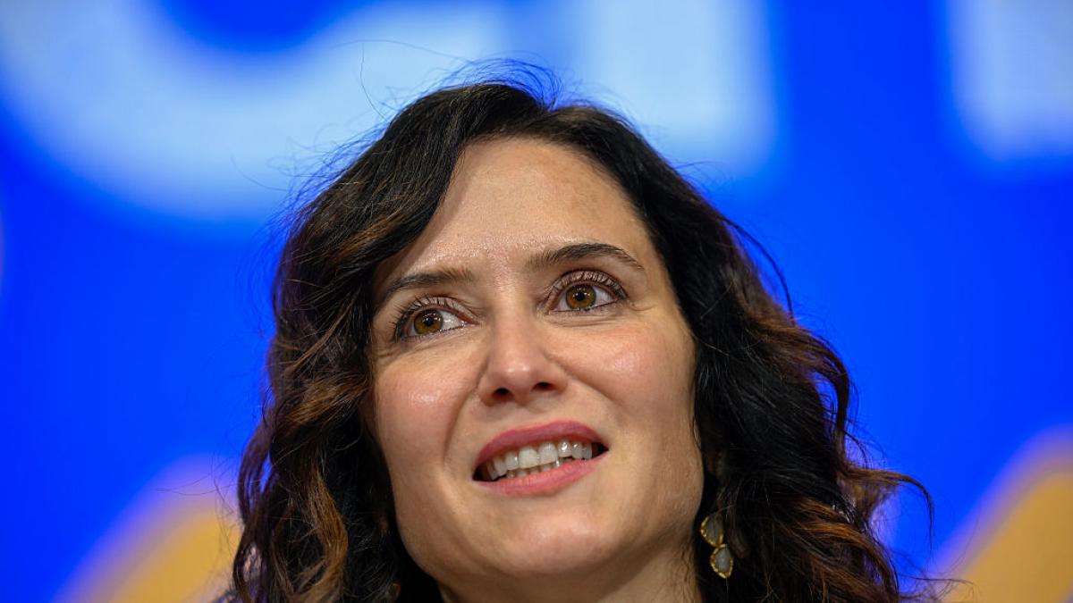 Ayuso abandona en ambulancia la misa de la Almudena tras sufrir una &quot;leve indisposición&quot;