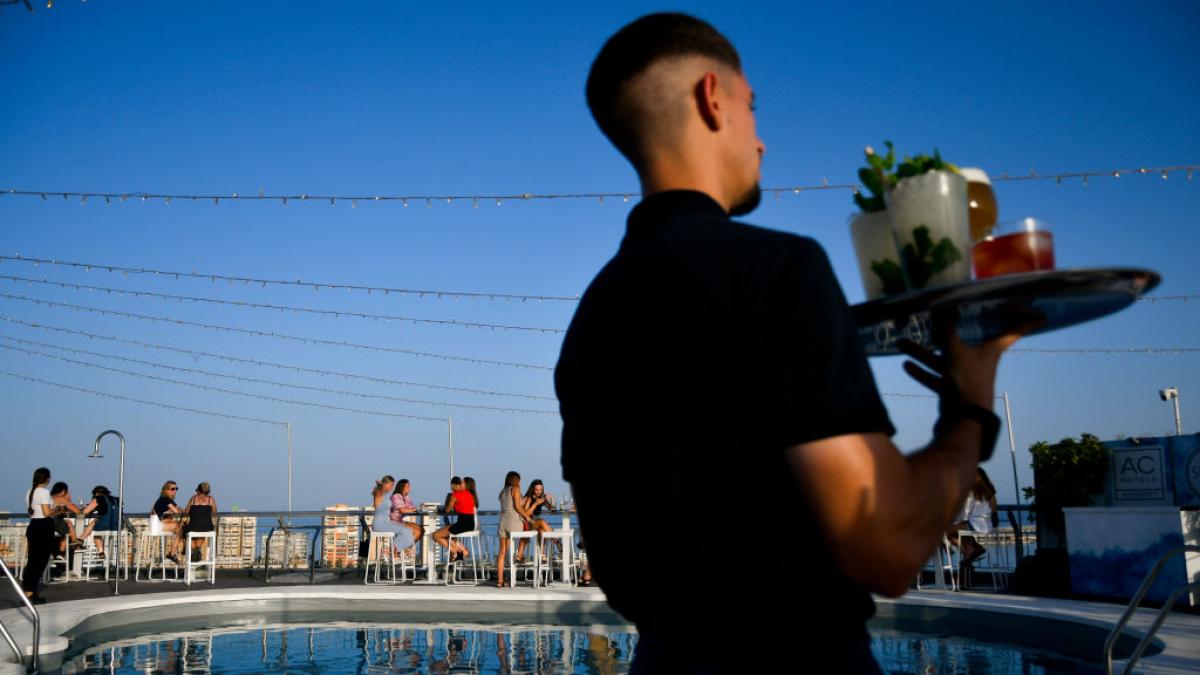 El paro sube en 22.101 personas en octubre tras el fin de la temporada estival pero sigue en mínimos de 2007