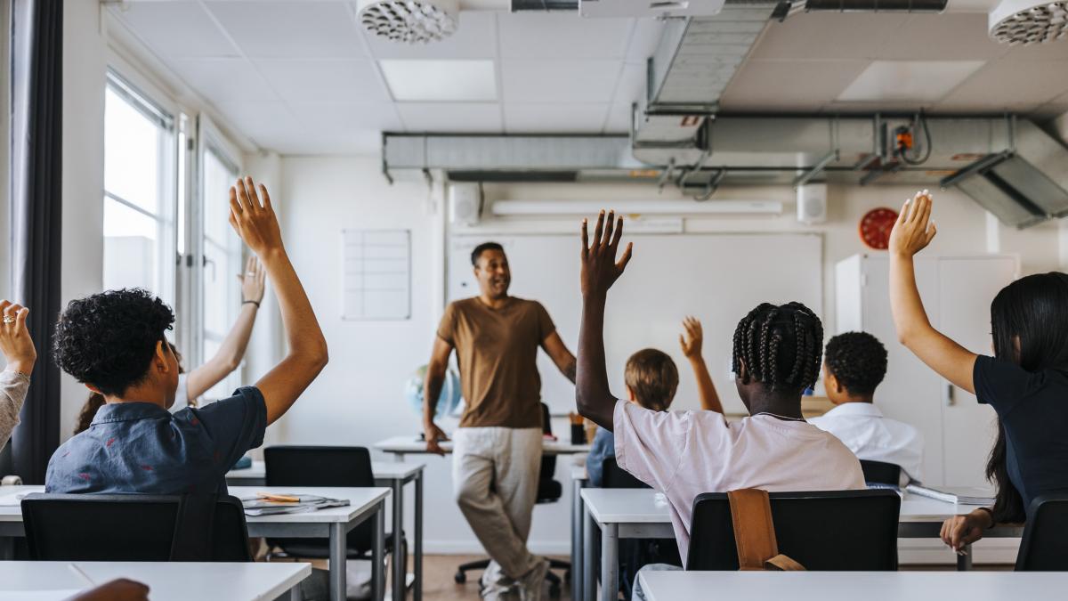 Un estudiante de expediente impecable suspende el examen clave y la madre sospecha del plan del profesor