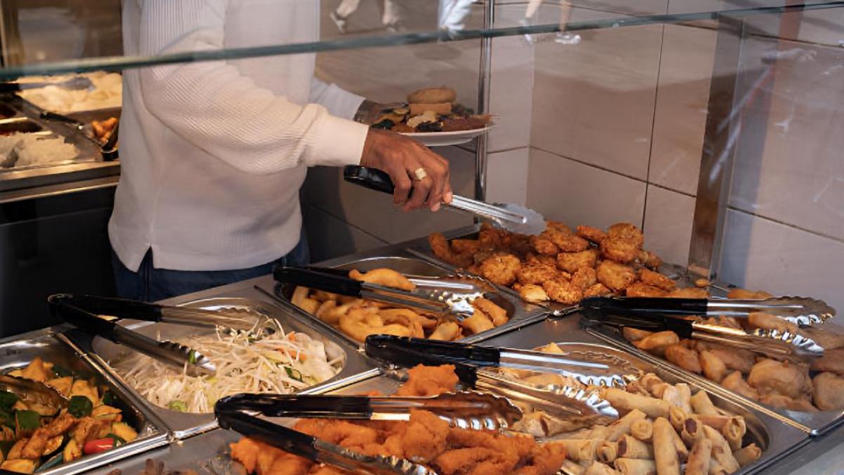 Luis, dueño de un restaurante de sushi ilimitado: "El cliente que se come 40 platos nos hace perder dinero, pero la media nos salva"