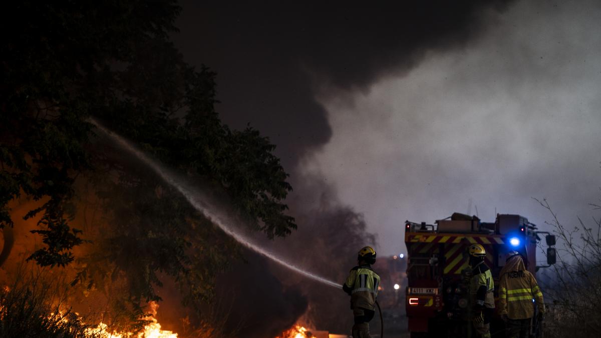 Un bombero impacta con la imagen del agua negra que hay en ríos de Extremadura tras los incendios de este verano