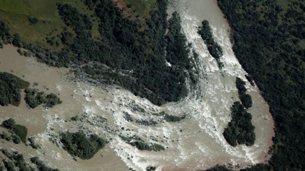 Un par de islas en un lago africano de color verde guarda reliquias centenarias y emperadores momificados