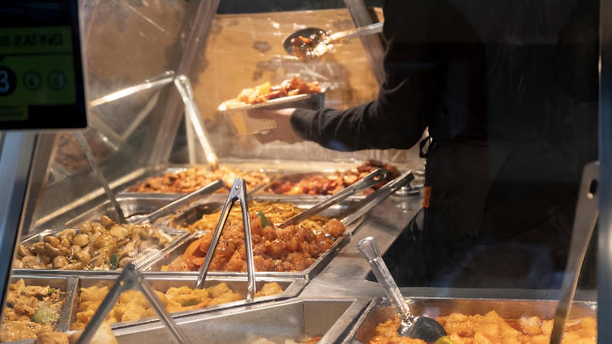 España endurece las normas contra el desperdicio alimentario: desde el jueves es ilegal destruir alimentos aptos para consumo y las empresas deben donarlos o tendrán multas de hasta 500.000 euros