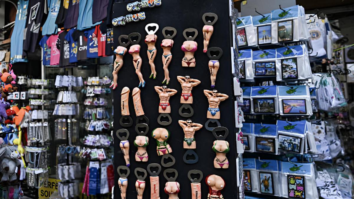 En una ciudad andaluza ponen coto a los imanes eróticos: &quot;Perpetúan estereotipos sexistas y banaliza la violencia contra la mujer&quot;