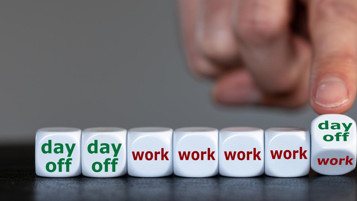 Un empresario tiene una idea en plena sauna, impone una semana laboral de cuatro días y así están los trabajadores tras dos años de experimento