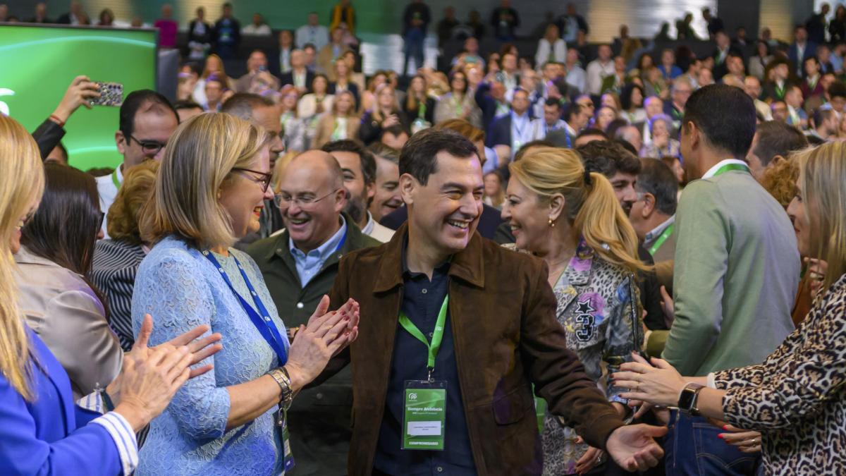 Hasta en el PSOE están alucinando con las camisetas que el PP de Andalucía está vendiendo en su congreso