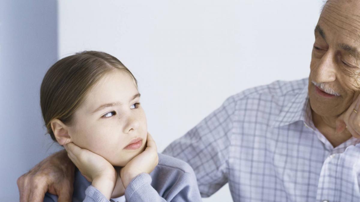 Un psicólogo pide a los abuelos dejar de decir estas frases a sus nietos