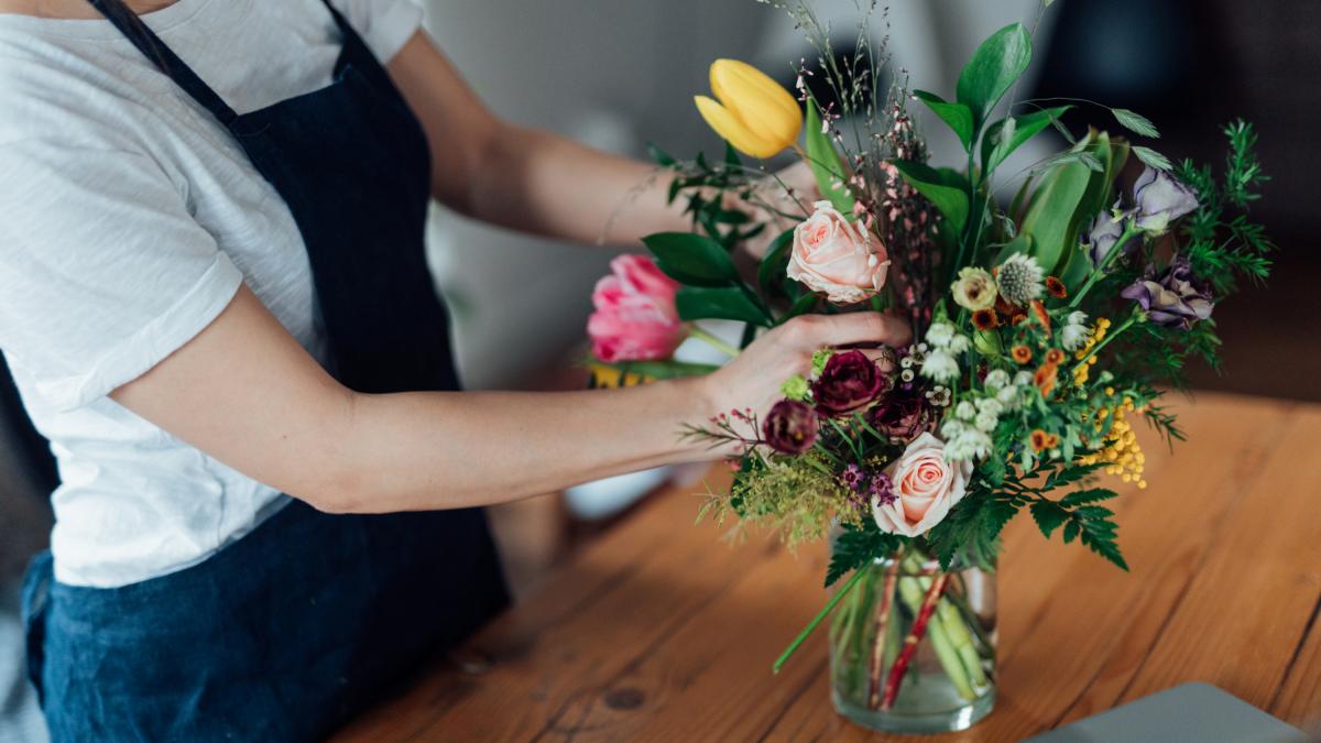 Una joven florista lanza una súplica conmovedora tras un robo en su tienda y un aliado inesperado acude en su ayuda