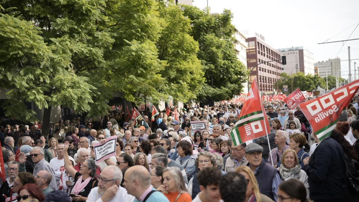 Miles de personas salen a la calle en las ocho provincias de Andalucía en defensa de la sanidad pública