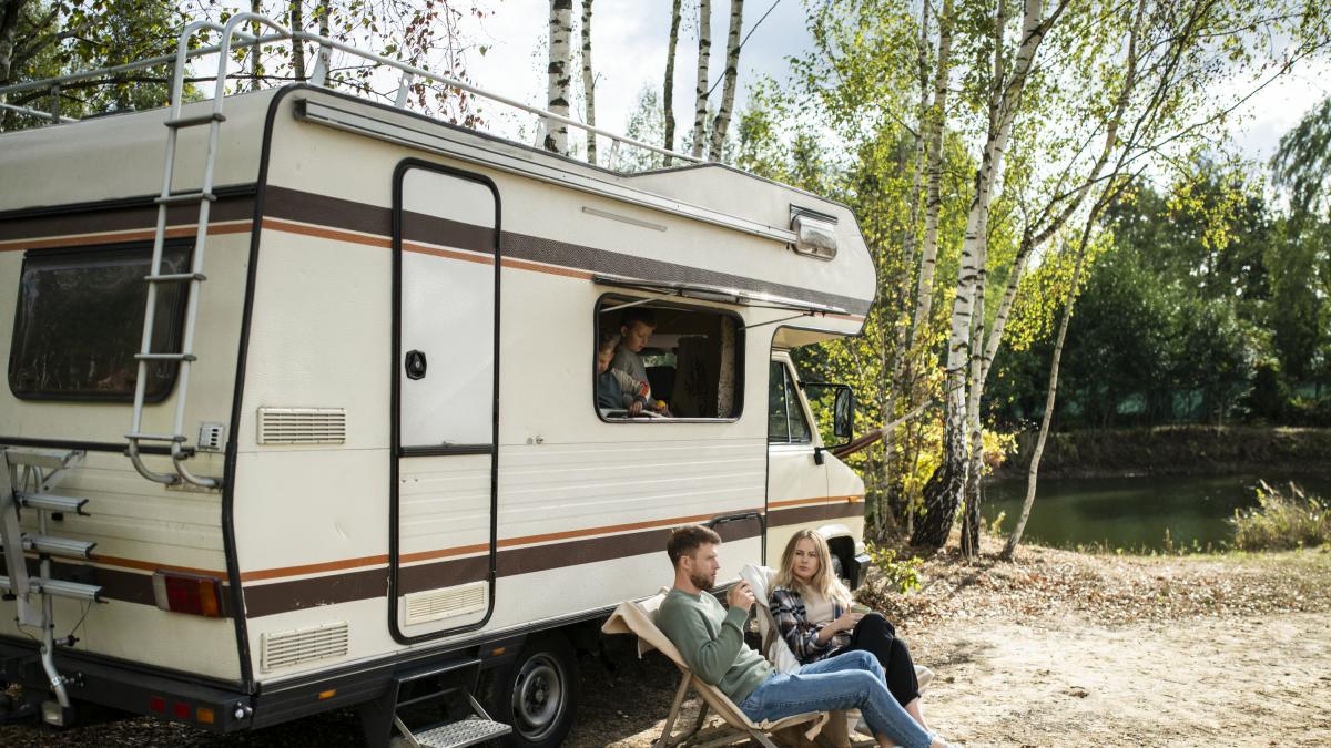 Una pareja se va a vivir a una autocaravana casi como una broma y la broma ya ha durado algo más de un año