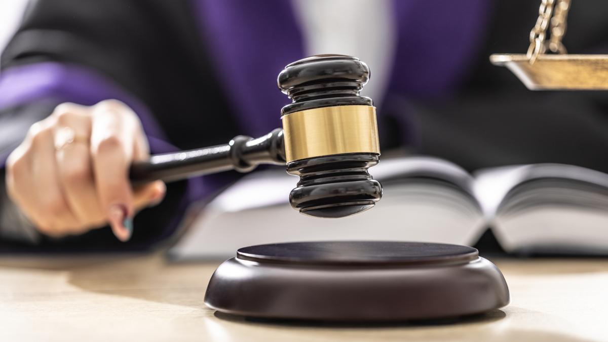 El encargado de cobrar multas se las apropia, detectan la desaparición y su hija debe pagar más de 200.000 euros