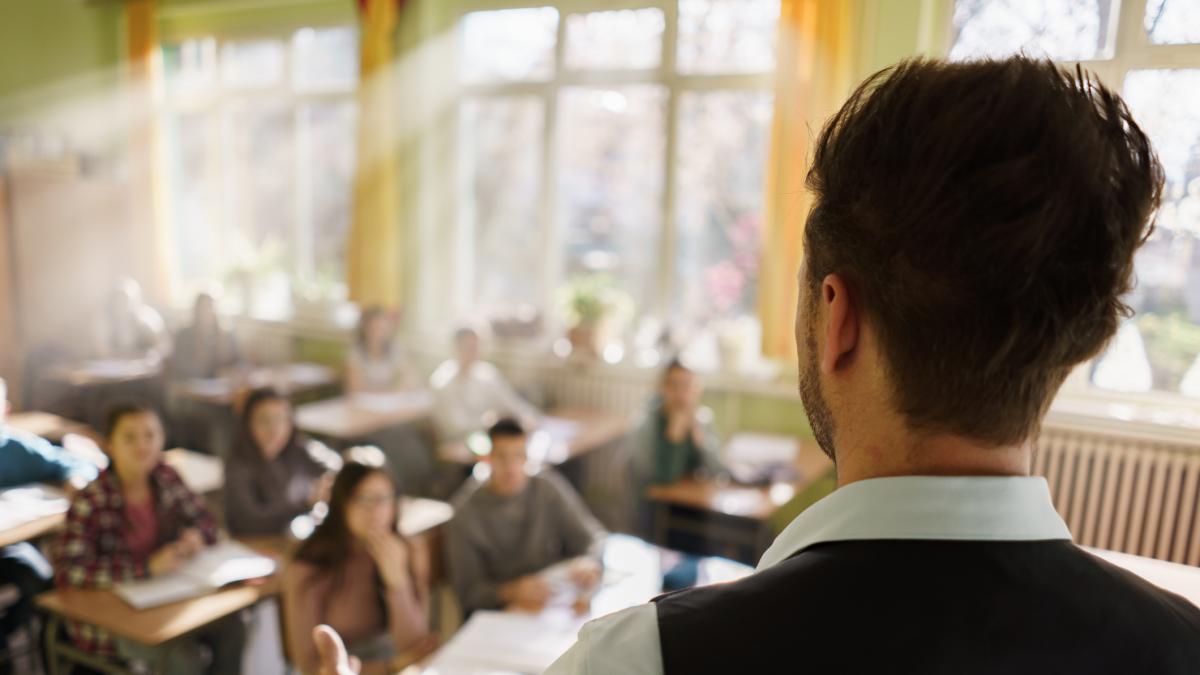 Condenan a un profesor a devolver diez años de salario tras descubrir que usa sus conocimientos en un trabajillo oculto