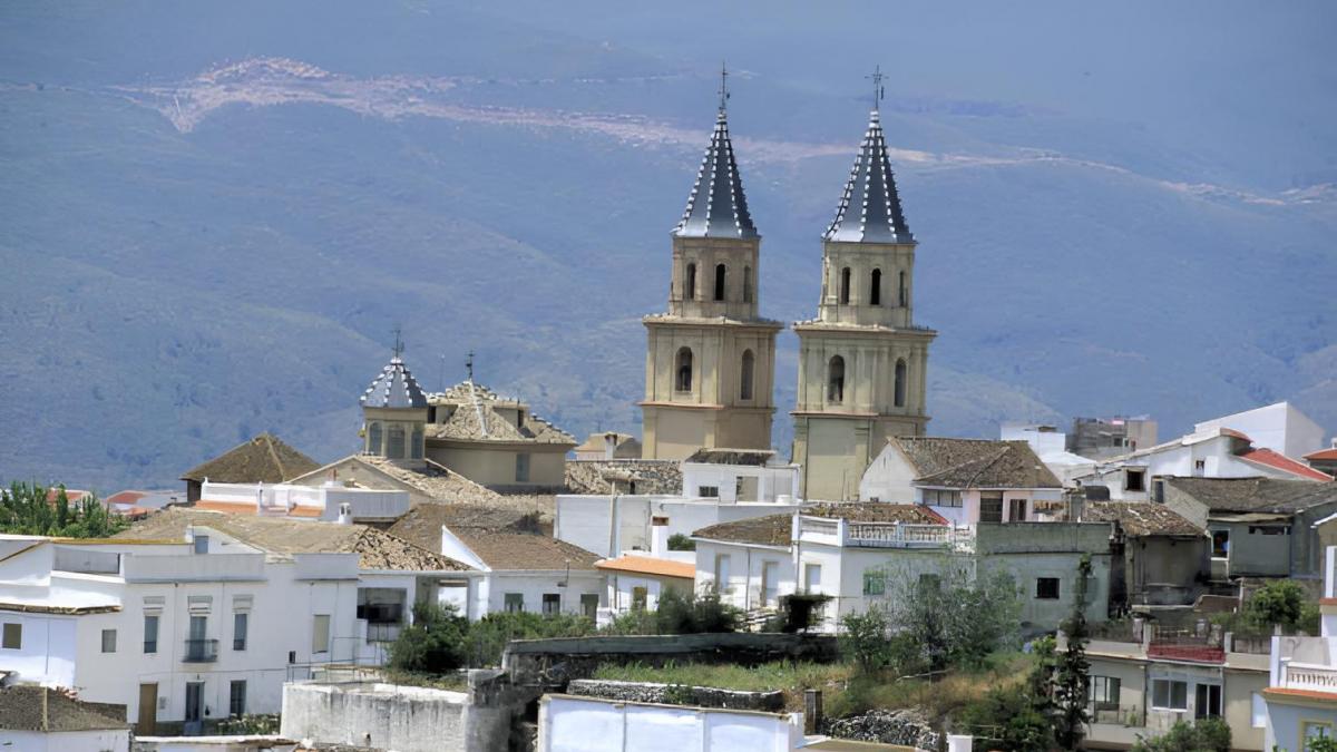 El pueblo de Andalucía donde reside una reconocida estrella del rock internacional: fue uno de los primeros en asentarse