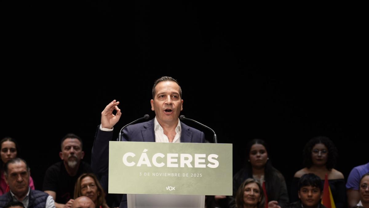 Óscar Fernández, portavoz de VOX en la Asamblea de Extremadura, candidato de la formación de ultraderecha a las elecciones del 21D
