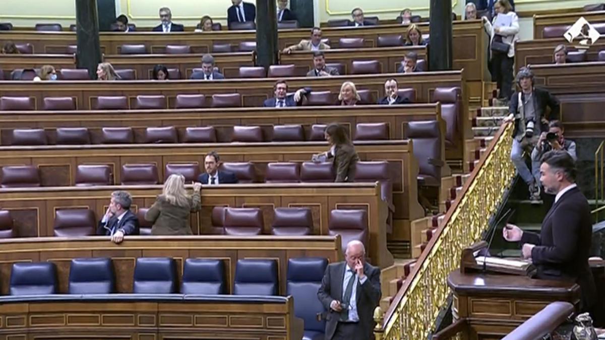 Rufián va a comparecer en el Congreso, ve la bancada de Vox y PP vacía y deja una frase para esculpir en piedra