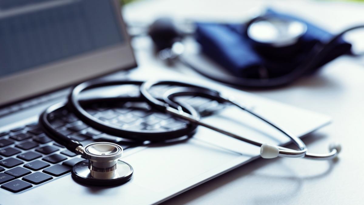 Despiden una médica que fingió estar a tope en su trabajo para cobrar: tenía a 100 pacientes esperando su llamada