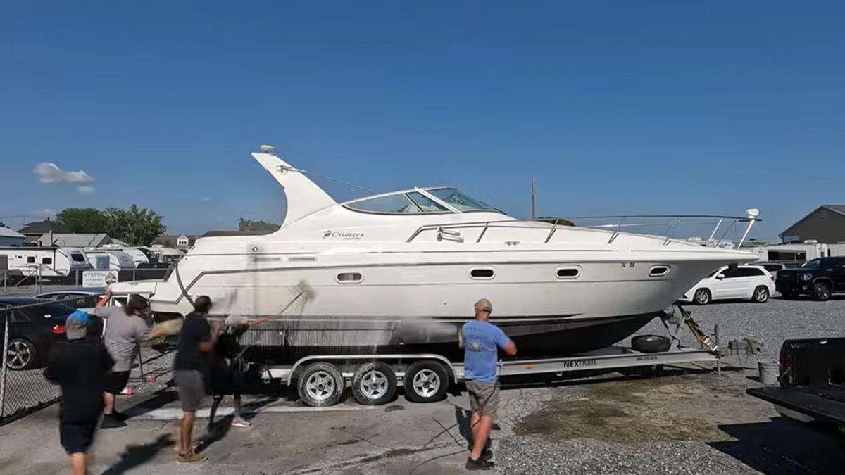 Dos hermanos compran de chiripa un yate y pronto descubren por qué les ha salido tan tirado de precio