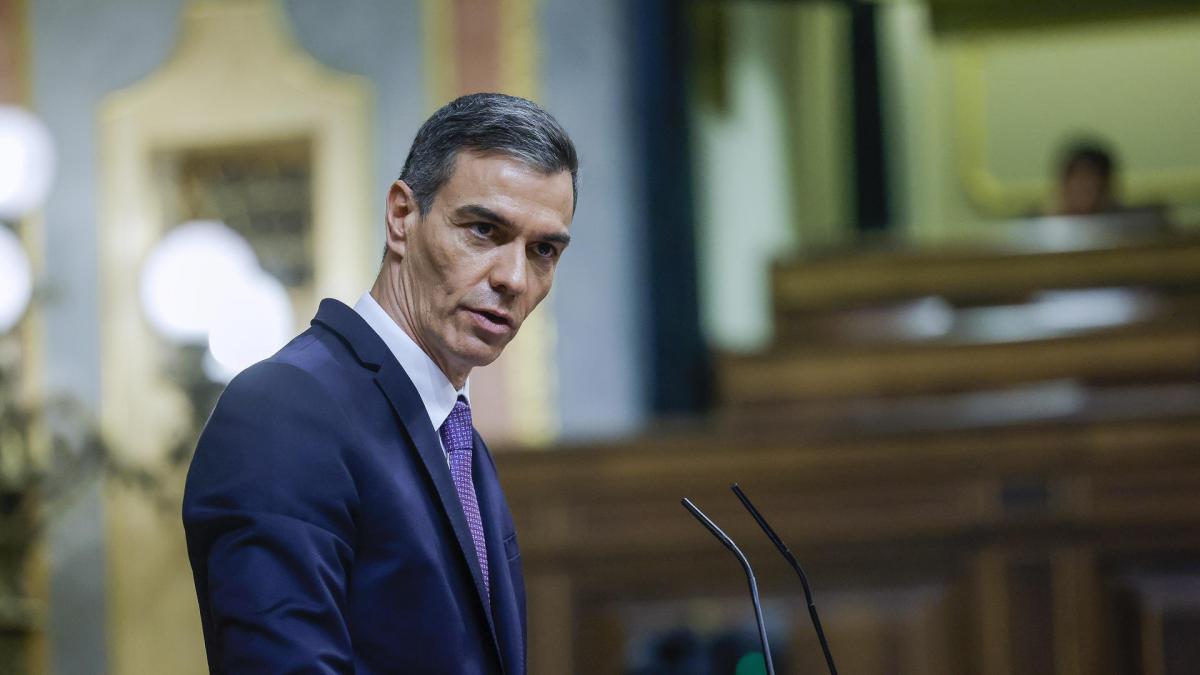 Sánchez ve &quot;doloroso&quot; que Juan Carlos I haga &quot;loas del dictador Franco&quot; en sus memorias