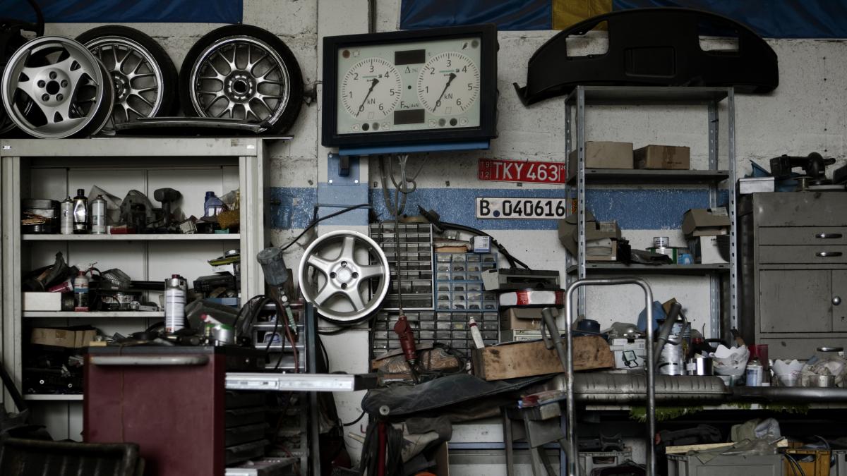 El dueño de un taller mecánico usa su local comercial para dormir y los vecinos del municipio saltan: &quot;Tiene una casa, pero le gusta dormir aquí&quot;