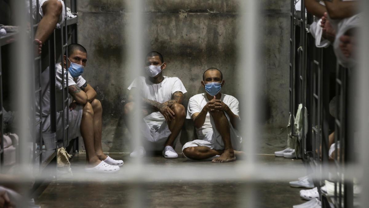 Los migrantes venezolanos enviados a la megacárcel de Bukele denuncian torturas y violaciones