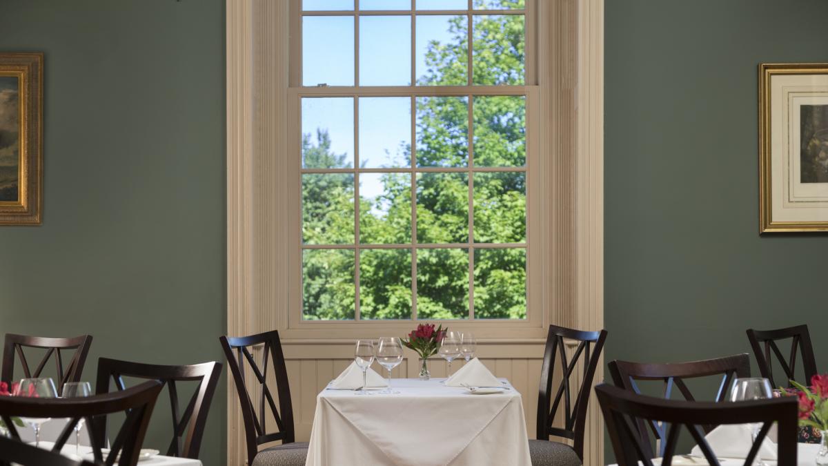 Llegan 11 clientes sin reserva a un restaurante, proponen dividirlos en dos grupos y uno de ellos suelta el comentario cuñado del año