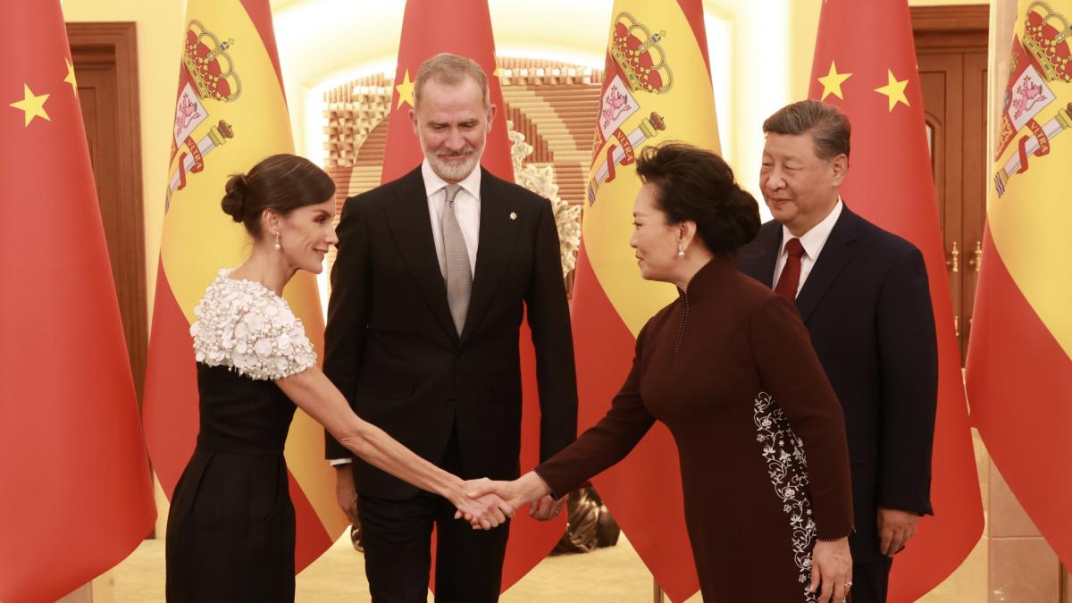 Es noticia en China lo que hace Letizia en plena calle: lo comparte la portavoz del Ministerio de Relaciones Exteriores