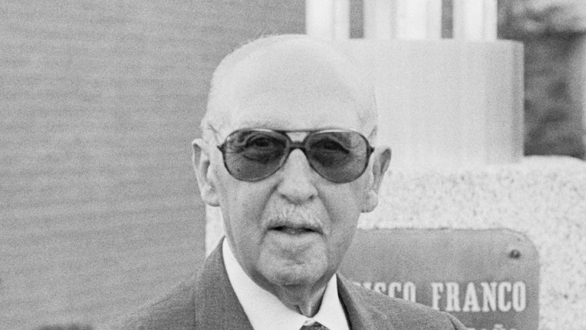 Víctor Manuel responde como pocos lo han hecho al 19% de los jóvenes que echa de menos el franquismo