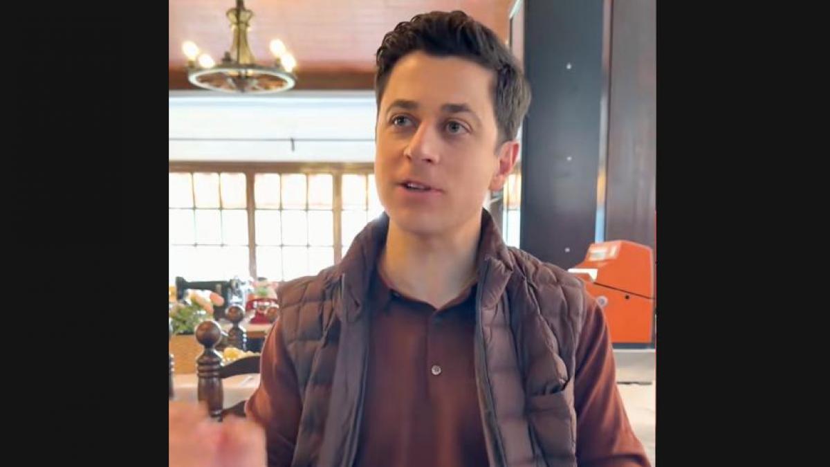 El actor David Henrie prueba la paella española y la define con una frase: las reacciones son inmediatas