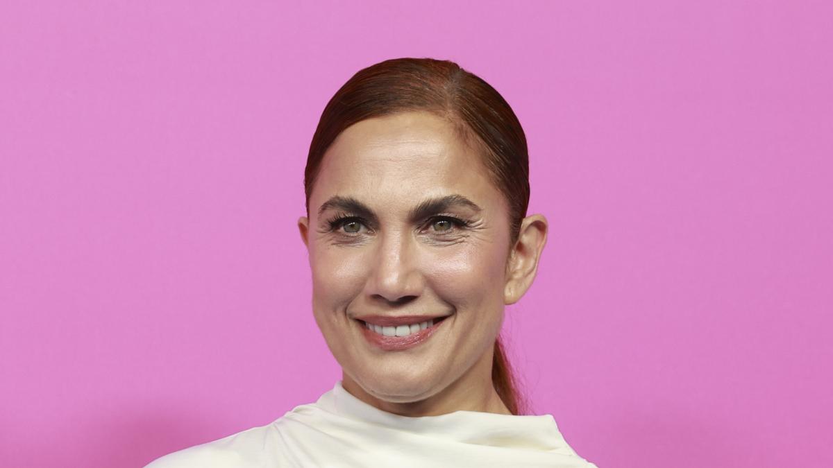 Toni Acosta Argumenta En Una Frase Por Qu Es Feminista Radical Y Le La Actriz Toni Acosta En El Estreno De Todos Los Lados De La Cama En Madrid El 12 De Noviembre De 2025 