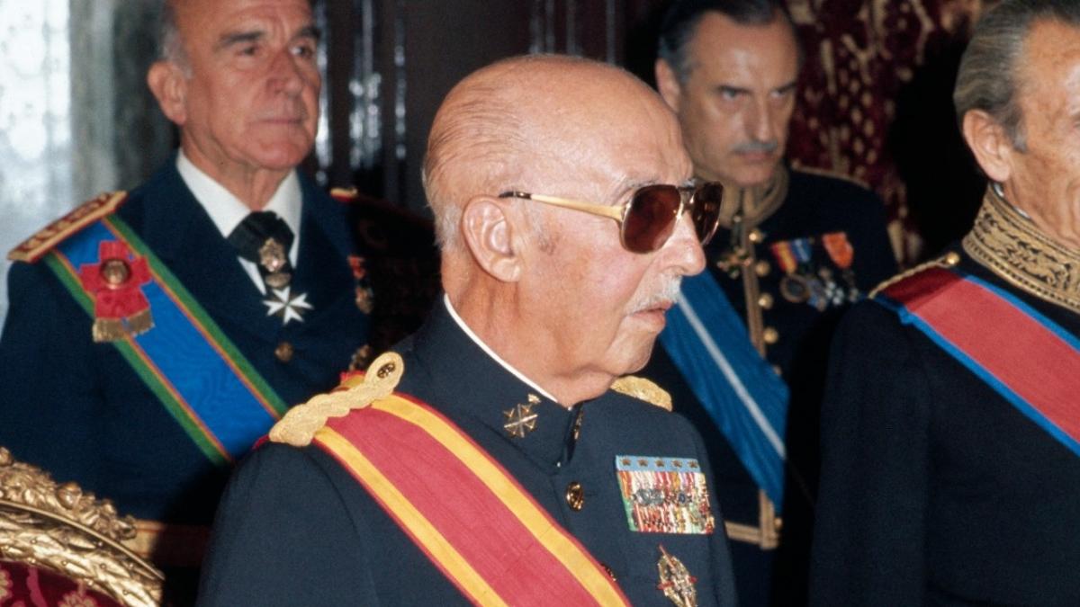 Un profesor de Derecho Constitucional le da esta lección al 19% de los jóvenes que creen que el franquismo fue bueno