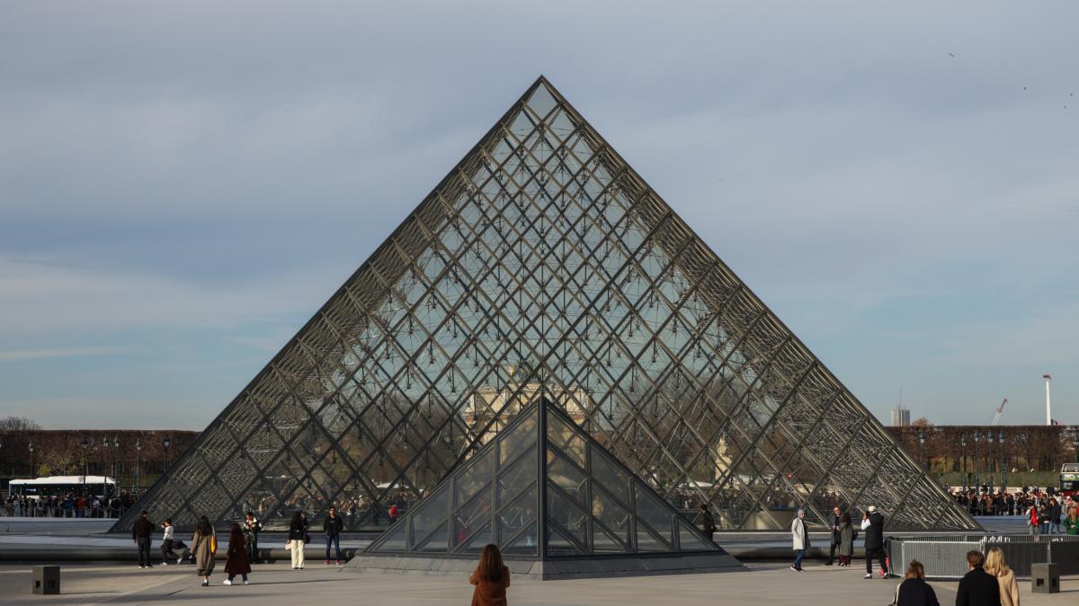 El Louvre en el punto de mira: esta vez por una redada que ha destapado un fraude de entradas y guías turísticas "a gran escala"