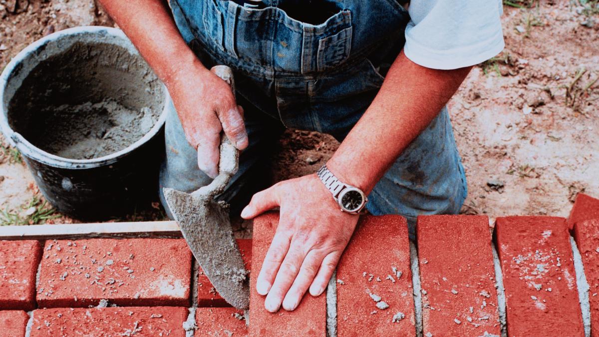 Martín, albañil colombiano en España:  Gano unos 60 euros diarios en la construcción. Me alcanza 