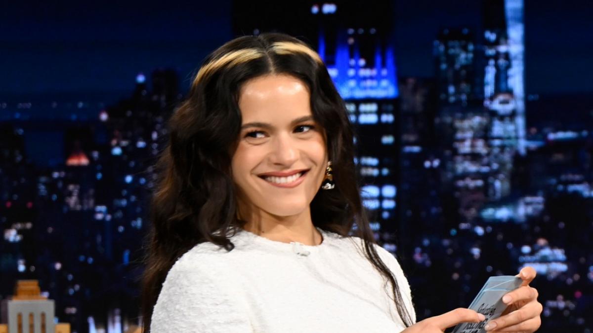 Rosalía prepara una tortilla de patatas con "su característica mezcla de desorden y corazón"