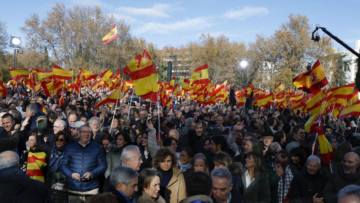 El PP asegura que 80.000 personas han acudido a la manifestación y las redes cogen calculadora y cartabón
