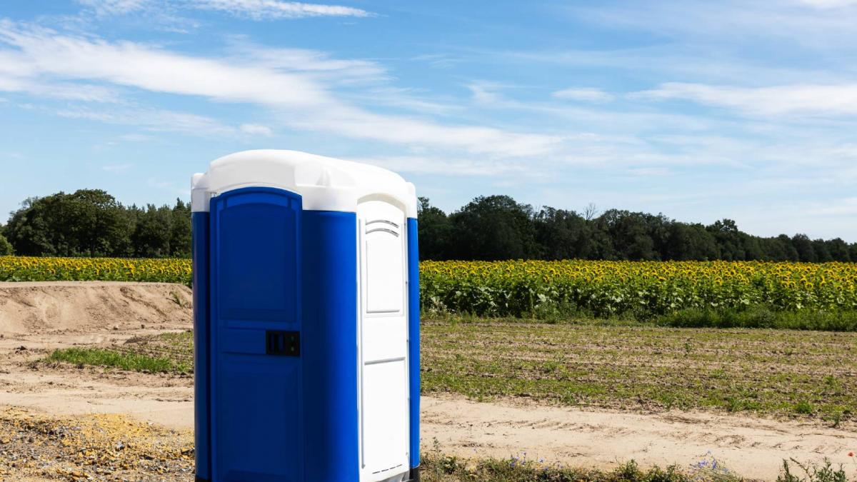 Se habla de  despropósito  tras la amenaza de multa a un agricultor en O Ribeiro por no instalar un baño portátil en una finca de 500 metros cuadrados