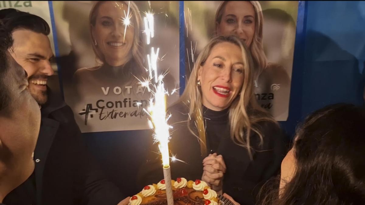 Elecciones en Extremadura: Los partidos ya piden el voto en una pegada de carteles con tarta y música