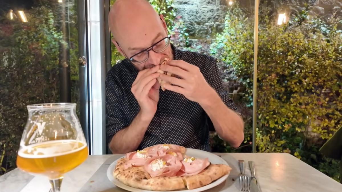 Un conocido chef español prueba la pizza más famosa de Nápoles y lo primero que le llama la atención no es el tomate: "Es algo casi inexplicable"