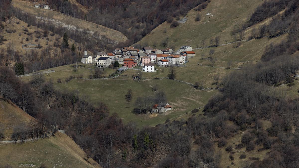 El pueblo de contrabandistas perdido en el monte que cayó en el olvido y ahora es custodiado por solo cuatro mujeres